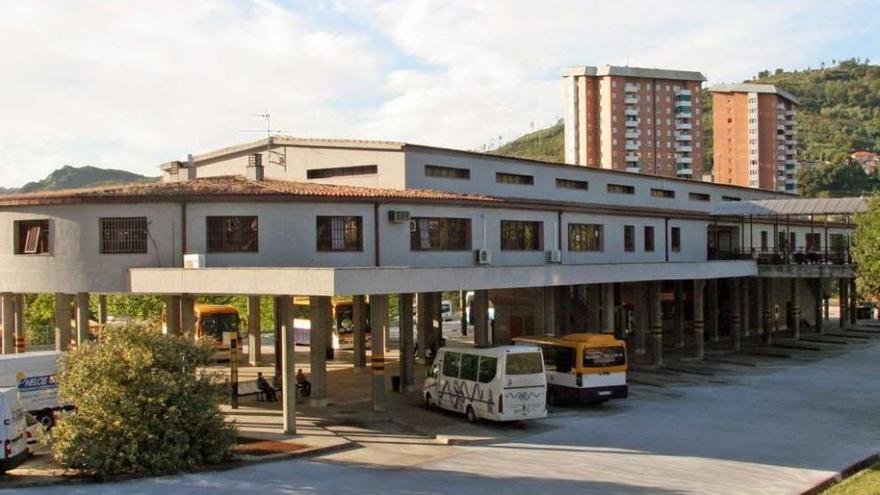 La actual estación de autobuses, en O Pino, se trasladará a la futura intermodal del AVE. // Jesús Regal