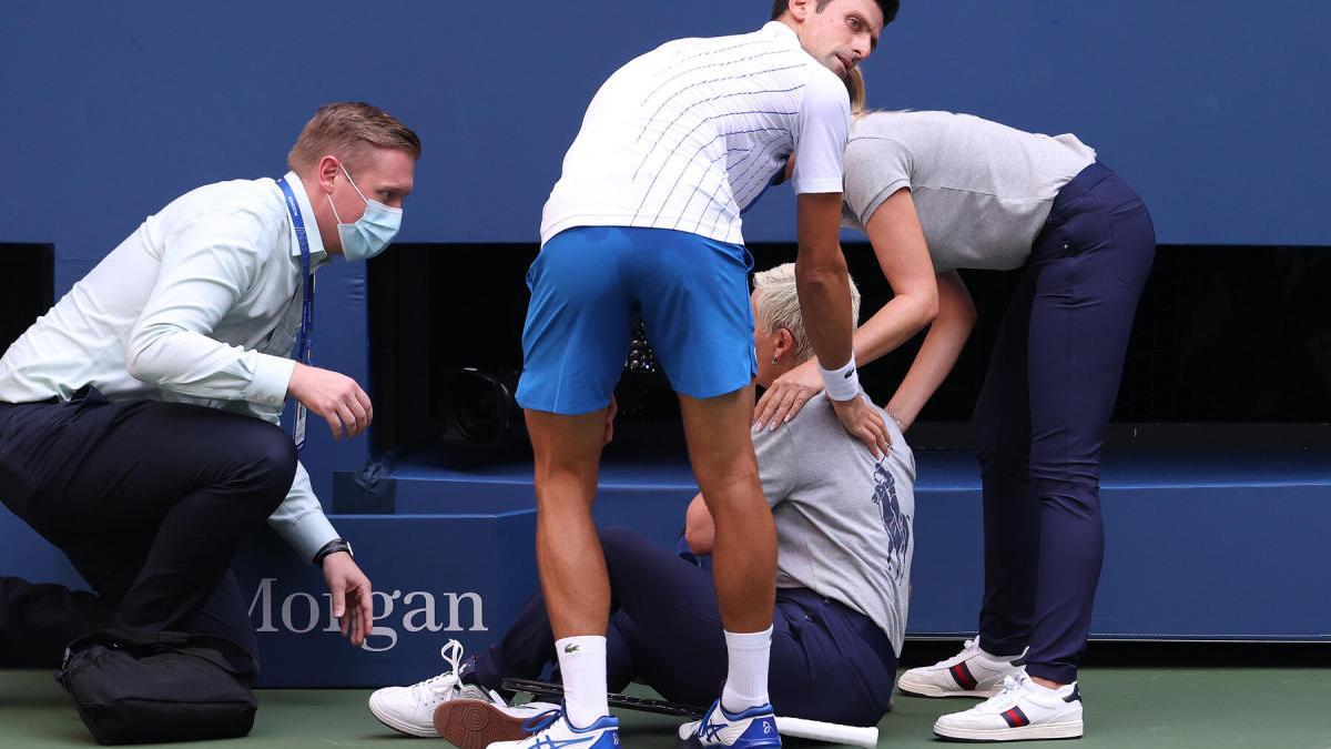 Djokovic, descalificado del US Open por un pelotazo a una jueza que clasifica a Carreño