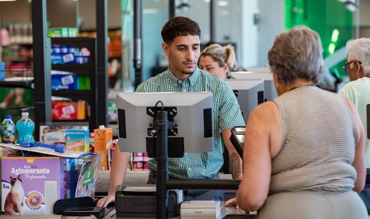 Trabajador de Mercadona en una de sus tiendas.