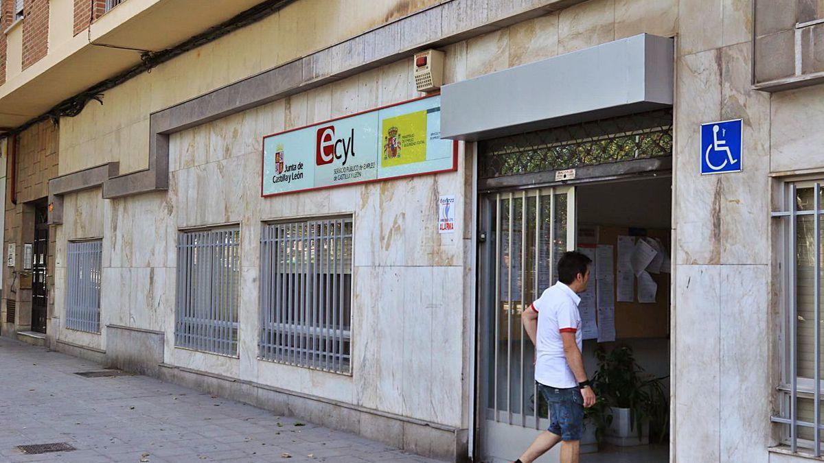 Un zamorano entra en la oficina del Ecyl en la capital.