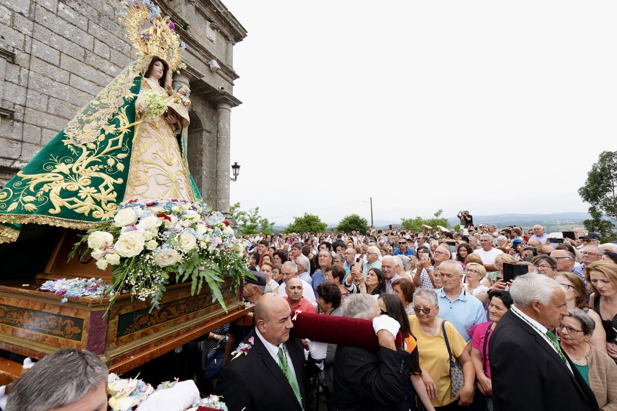 Abrazo multitudinario a la Virxe do Corpiño