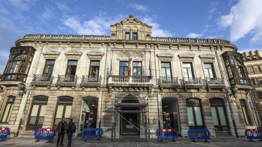 La fachada principal del Conservatorio, con vallas delante. | Irma Collín