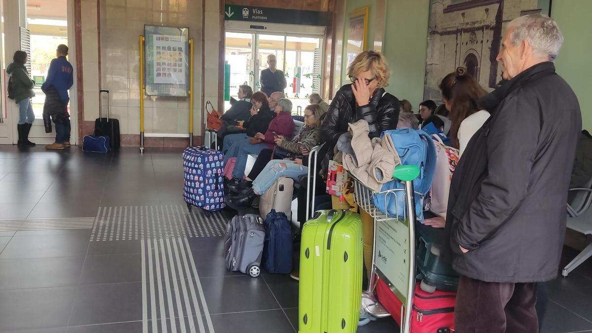 Viajeros zamoranos esperan en la estación de Zamora la llegada con retraso del tren procedente de Galicia con destino a Madrid.