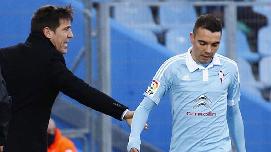 Berizzo anima a Aspas durante el partido. // EFE