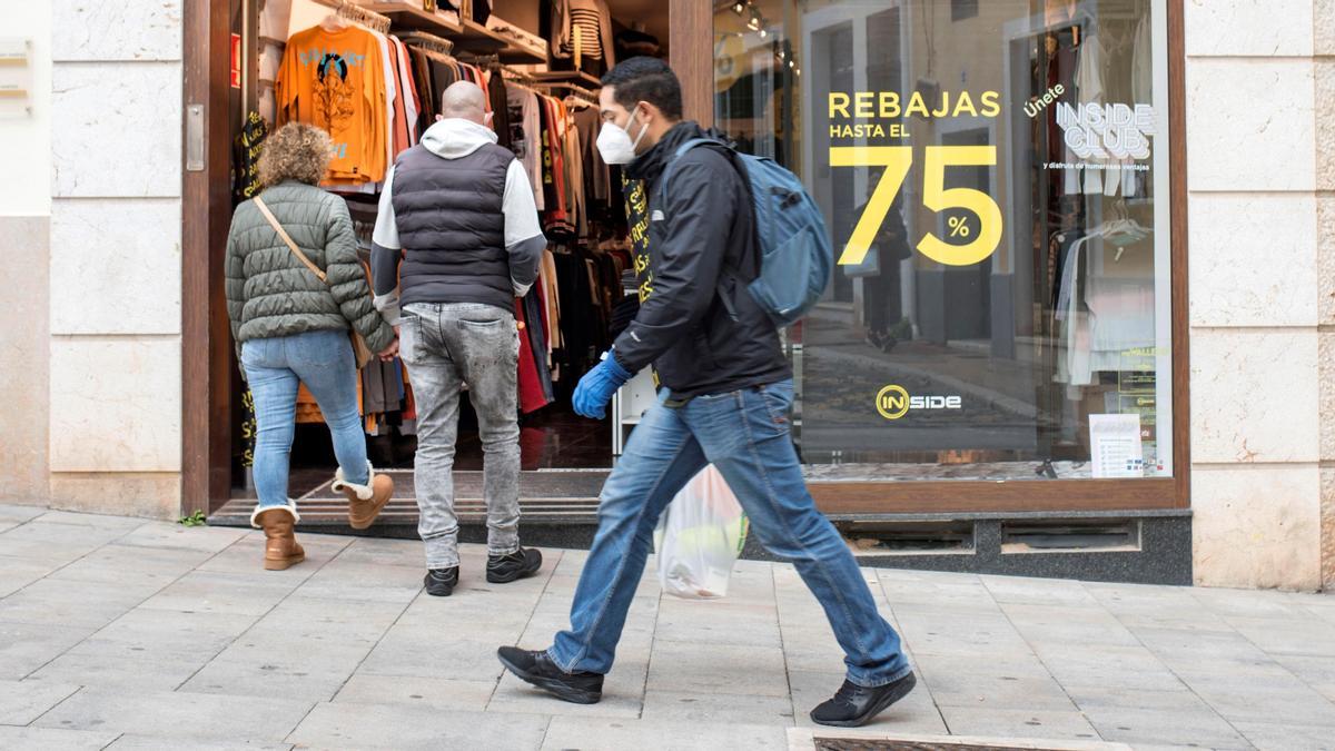 Un hombre pasa por delante de un establecimiento con rebajas.