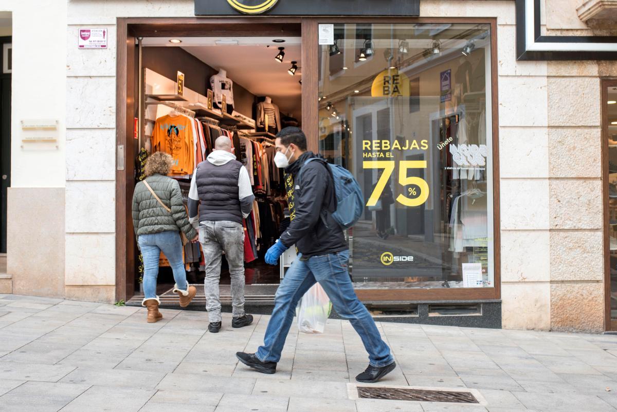 Un hombre pasa por delante de un establecimiento con rebajas.