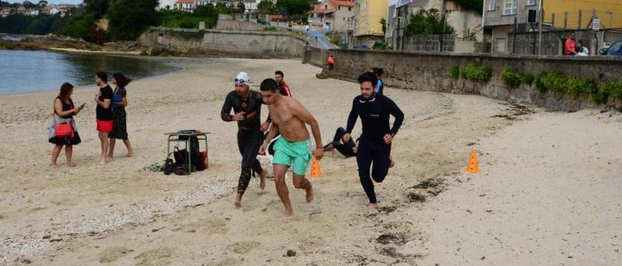 Las pruebas se realizaron ayer en la playa de O Con.   | GONZALO NÚÑEZ