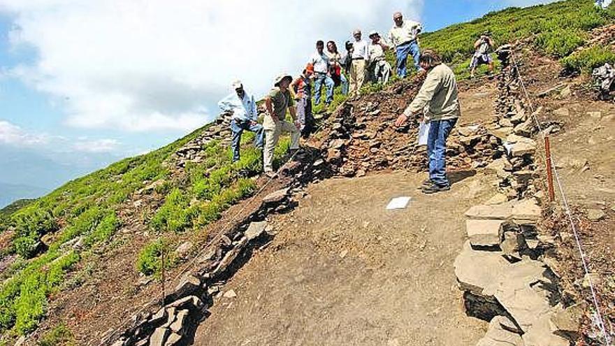 Un grupo de arqueólogos trabaja en las excavaciones de la vía romana de La Carisa.