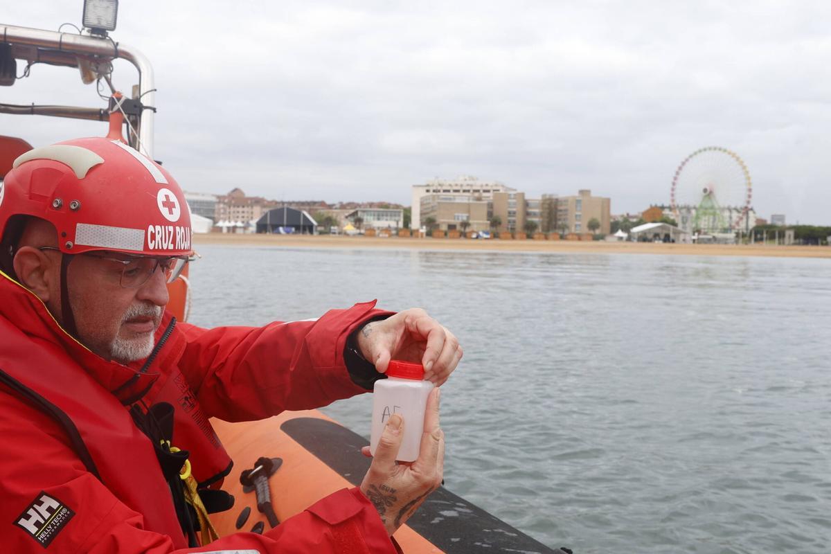 El control de la calidad de las aguas del mar de Gijón, en imágenes
