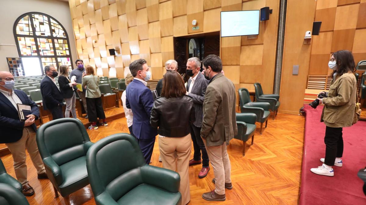 Los representantes de los grupos municipales de Zaragoza antes de comenzar la reunión sobre el futuro de La Romareda.