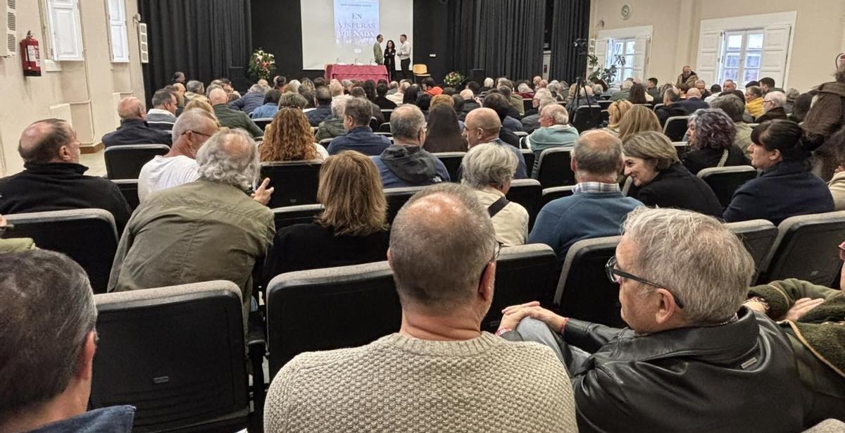 Parte del público asistente a la presentación en el IES Fernando Blanco.