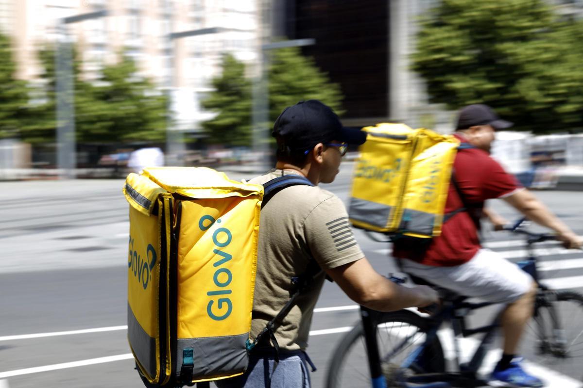 Unos repartidores de Glovo por las calles de Zaragoza.