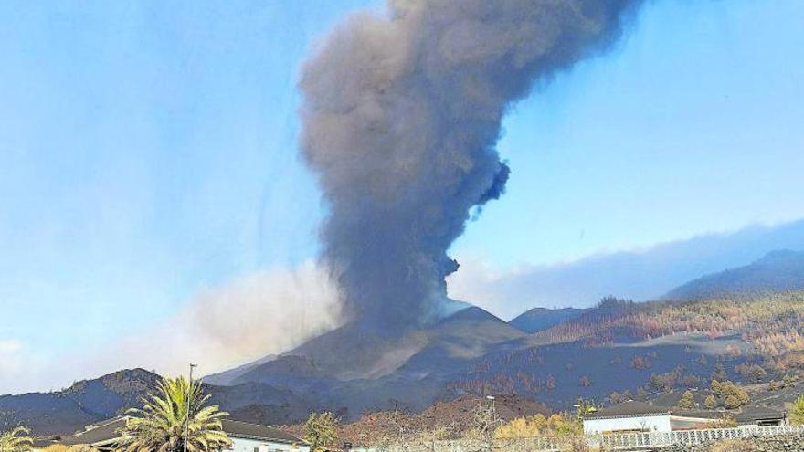 La posibilidad de que surja un nuevo centro emisor fuera del entorno del volcán en La Palma es «muy escasa»