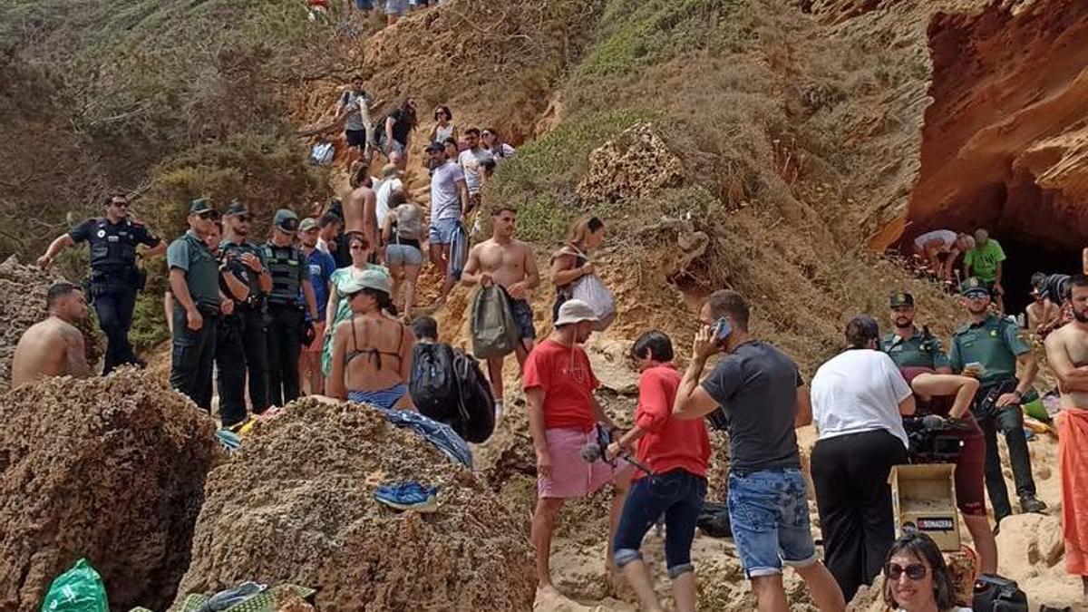 Guardia Civil y Policía Local identifican a los asistentes a la protesta del Caló des Moro y piden que retiren las pancartas