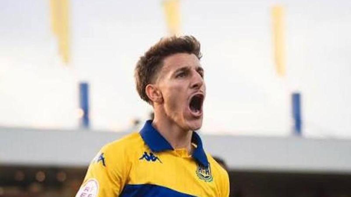 El nuevo jugador del Cacereño celebra un gol con el Alcorcón.