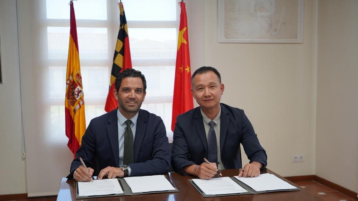 El alcalde Sagredo y el Presidente de la Asociación Comunidad China de Fútbol en la Comunitat Valenciana, Wenzhe Chen.