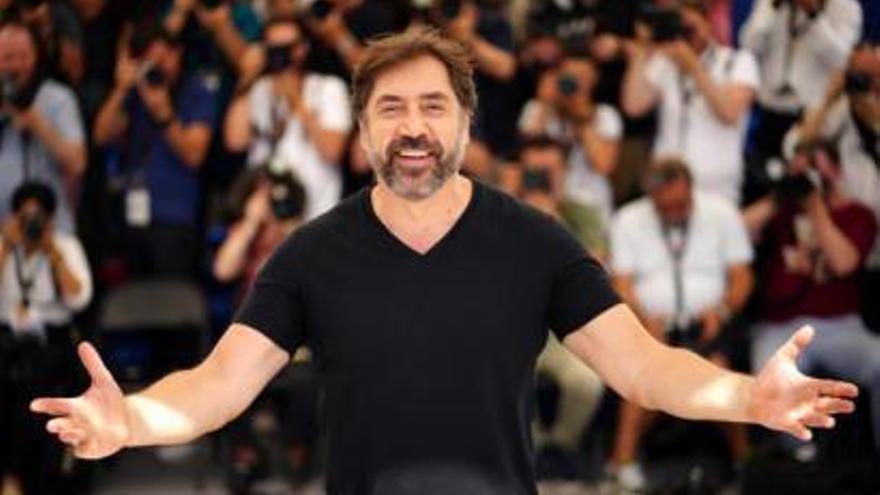 Javier Bardem en Venecia. Bajo, un fotograma,  de la película. | LEVANTE-EMV