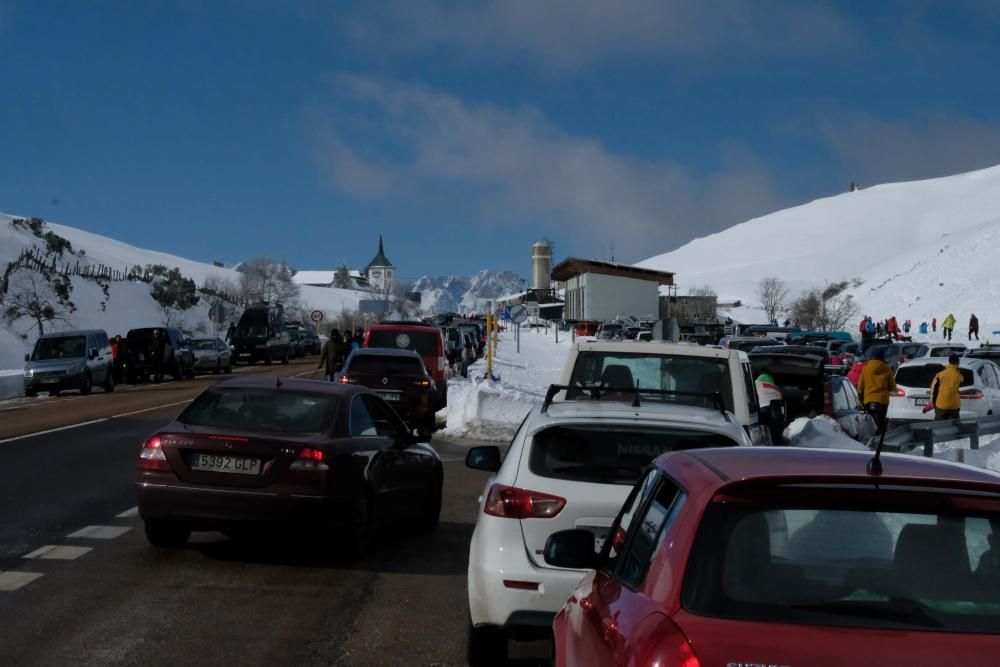 Caos en pajares por la huelga de los trabajadores