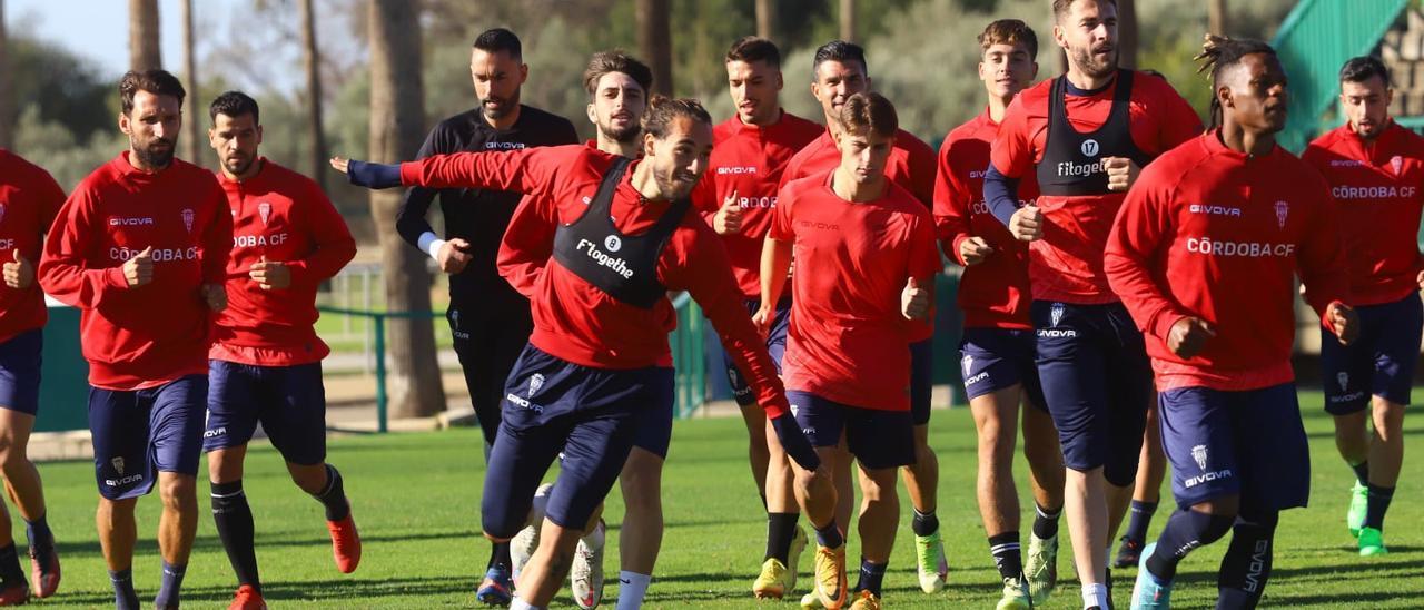 Gudelj bromea durante el entrenamiento del Córdoba CF en la Ciudad Deportiva, este lunes.