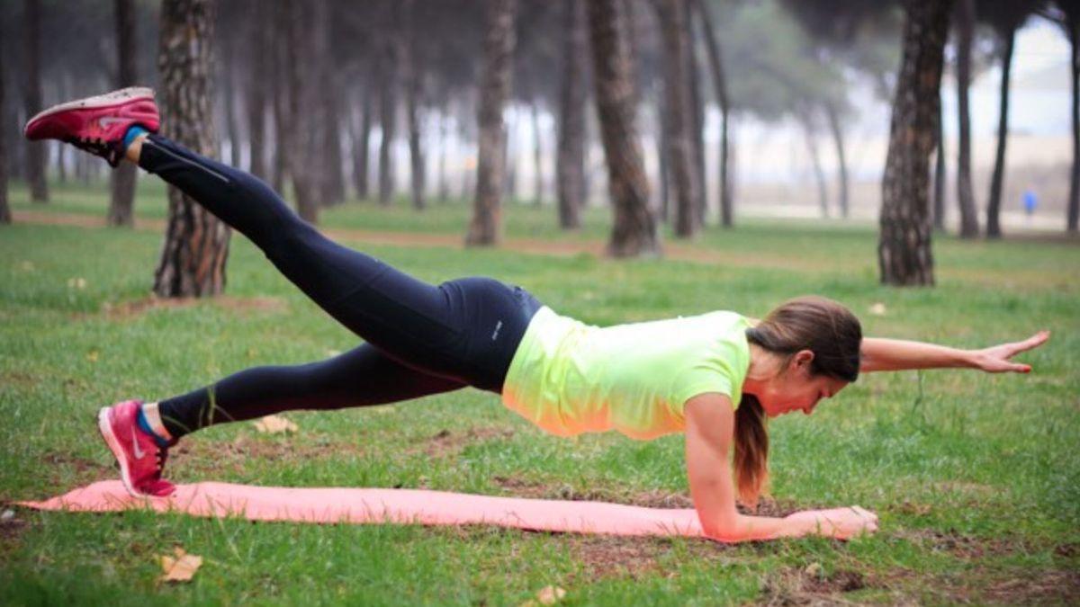 Plancha con elevación lateral de brazo.