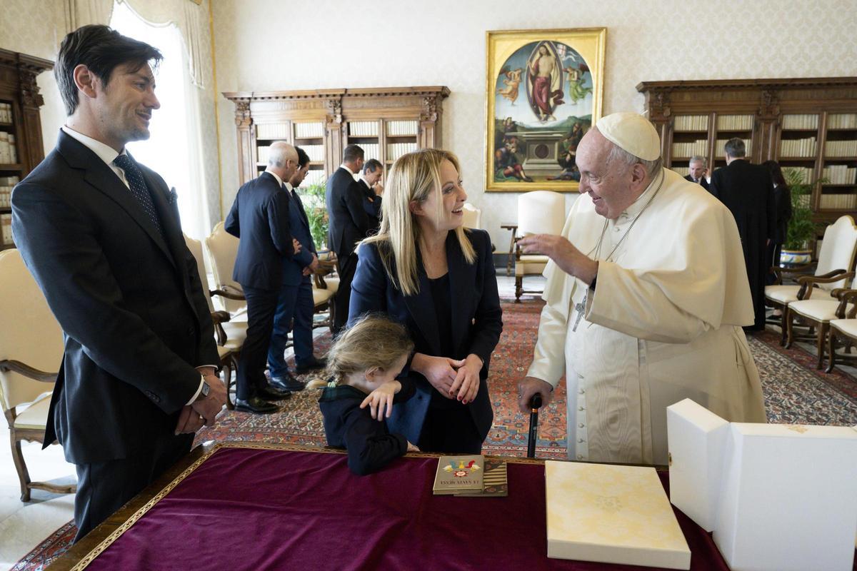 Giambruno, junto a Meloni en una recepción del Papa Francisco.