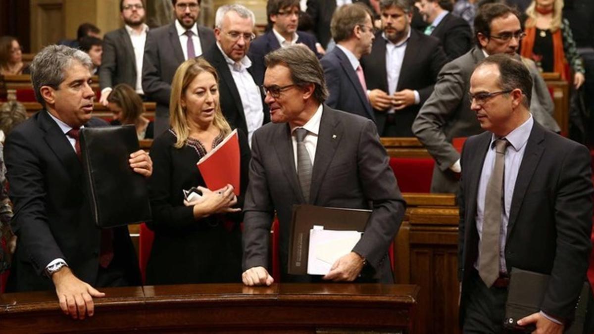 Francesc Homs, junto a Neus Munté, Artur Mas y Jordi Turull, tras el segundo debate de investidura en el Parlament.