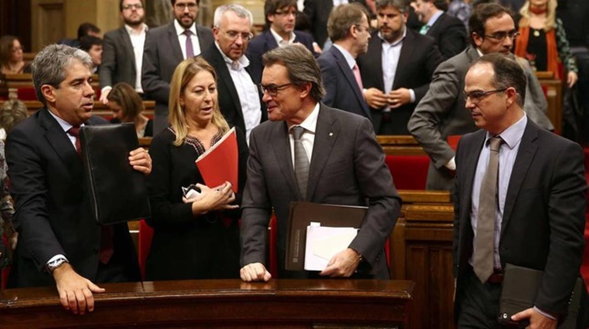 Francesc Homs, amb Neus Munté, Artur Mas i Jordi Turull, després del segon debat d’investidura al Parlament.