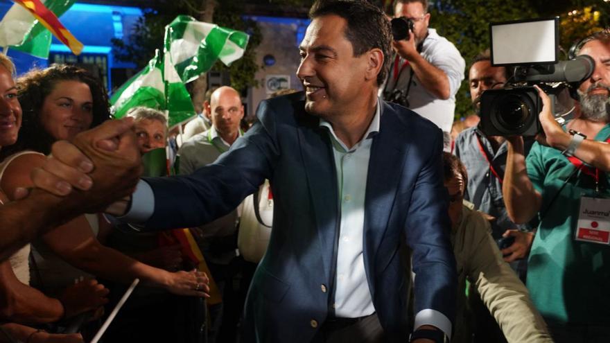 Wahlsieger Juanma Moreno (PP) lässt sich von seinen Anhängern feiern.  | FOTO: EDUARDO BRIONES/EUROPAPRESS