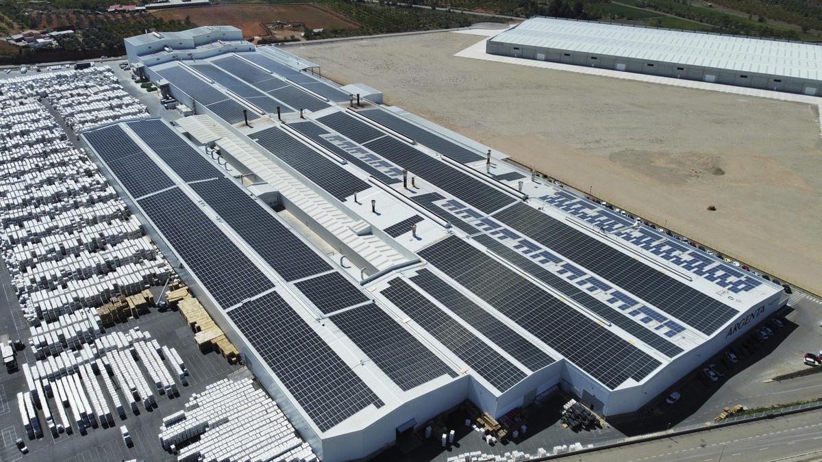 Imagen aérea de las instalaciones de Argenta, una firma cerámica de Castellón que ha instalado placas solares.