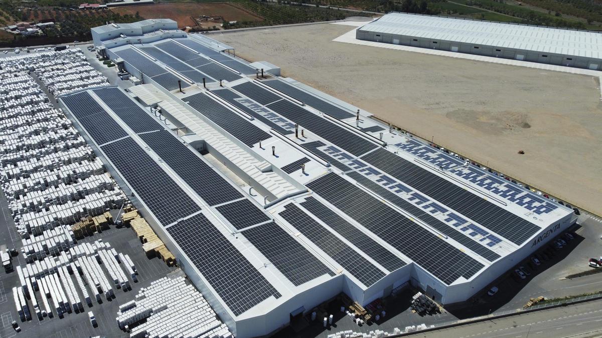 Placas solares en el techo de una planta de producción de cerámica.