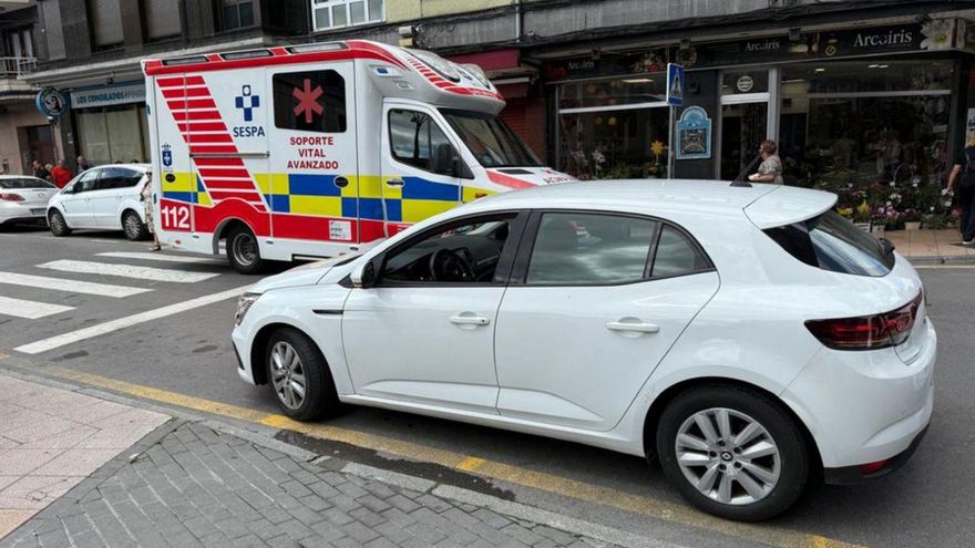 Una herida leve en un atropello en la calle del Norte en La Felguera | J. T.
