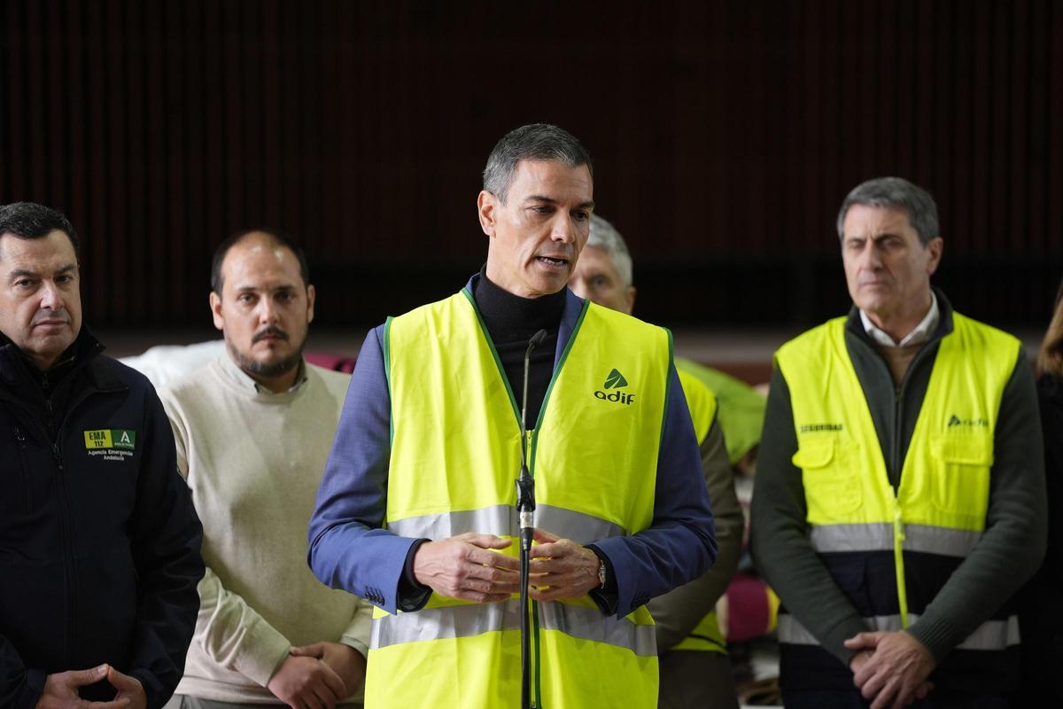 El presidente del Gobierno, Pedro Sánchez, en Adamuz tras el accidente.