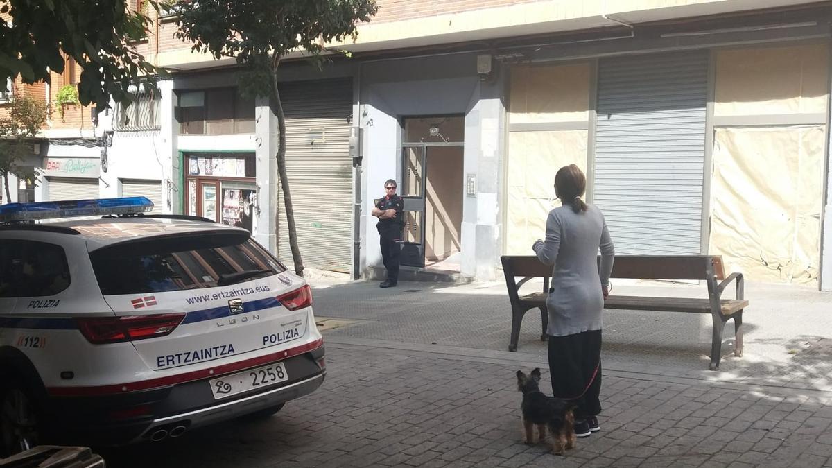 El portal donde se produjo el crimen, en el barrio de Ollerías de Bilbao.