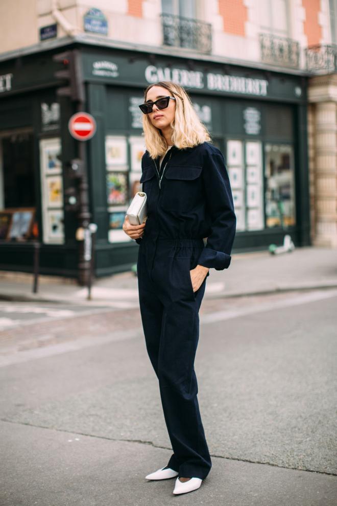 Look en negro con zapato y bolso blanco