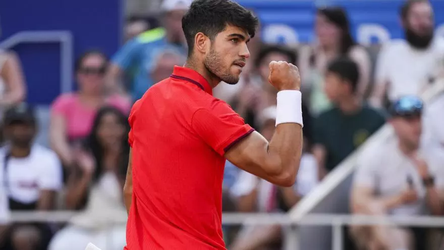 Carlos Alcaraz celebra el pase a octavos de los Juegos Olímpicos de París