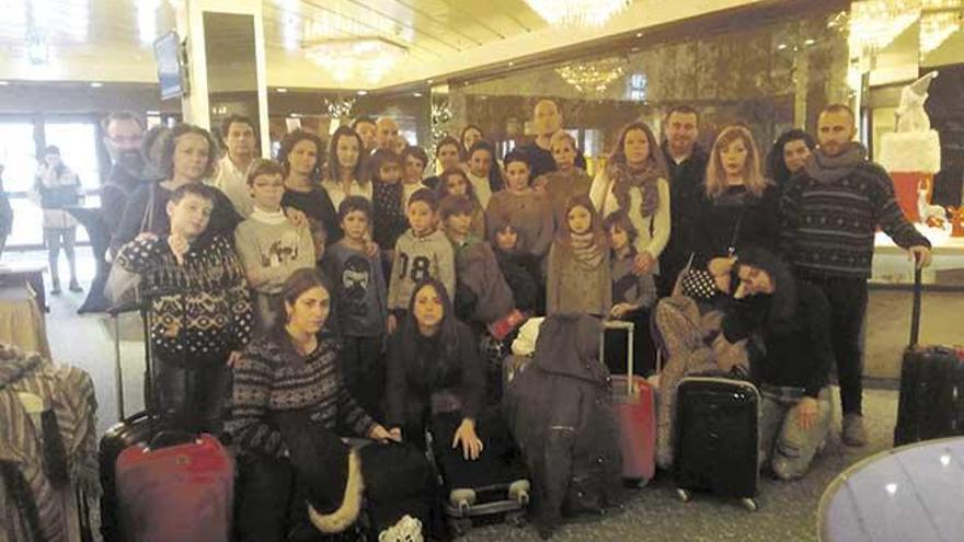 Un grupo de mallorquines espera en un hotel de Fráncfort su vuelo de regreso a la isla.