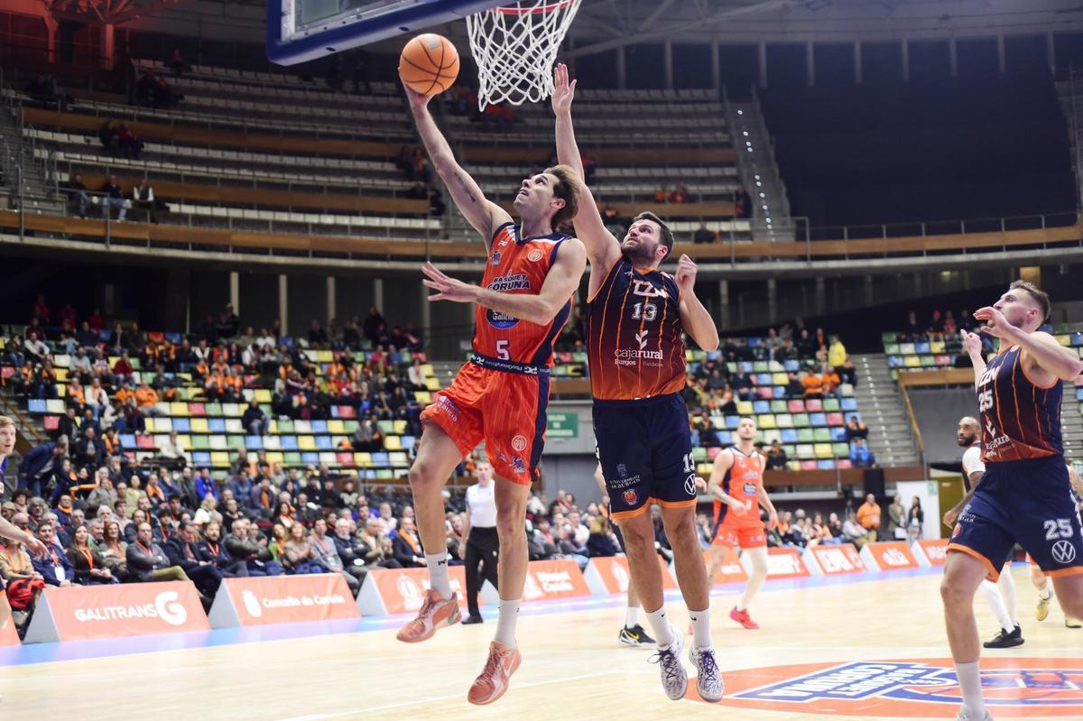 Guillem Jou entra a canasta en el partido de Copa España ante el Tizona Burgos