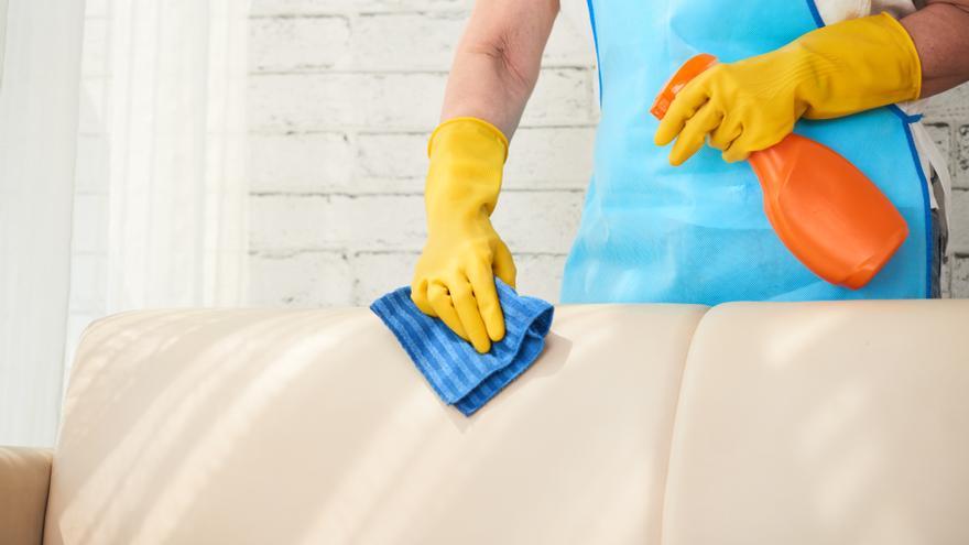 CÓMO LIMPIAR TAPICERÍA SOFÁ | Cómo limpiar el sofá de tela y otras  tapicerías con bicarbonato