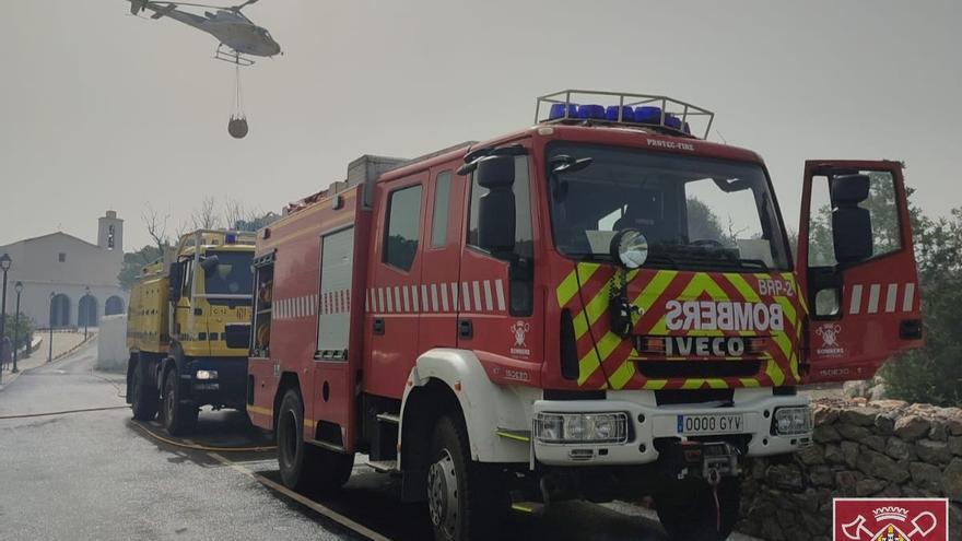 Los bomberos de Ibiza y el Ibanat extinguen un incendio junto a la iglesia de Sant Mateu