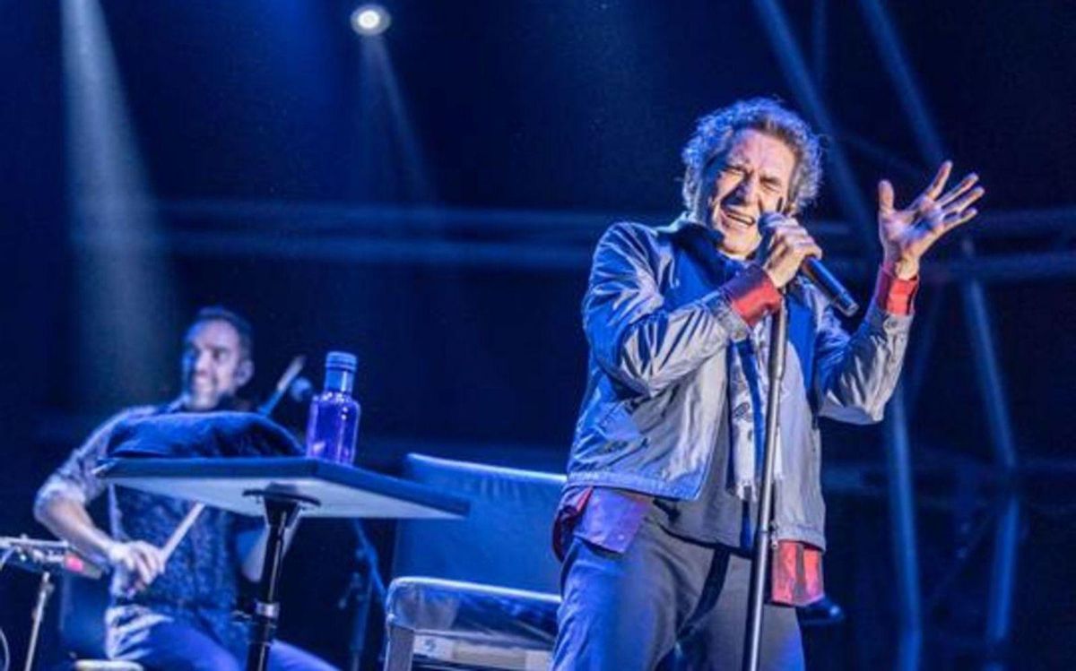 A la izquierda, Miguel Ríos, durante el concierto. A la derecha, público asistente.