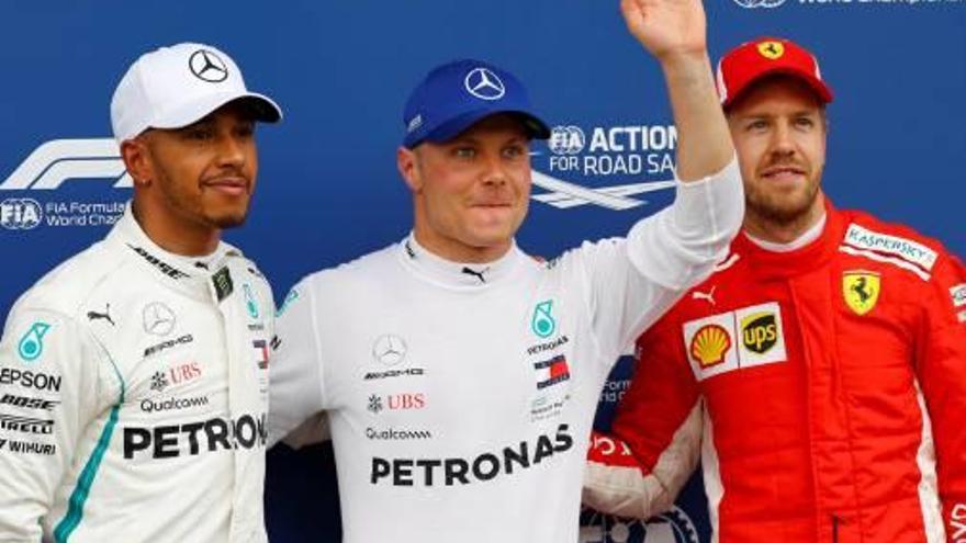 Bottas entremig del seu company Hamilton i del sancionat Vettel