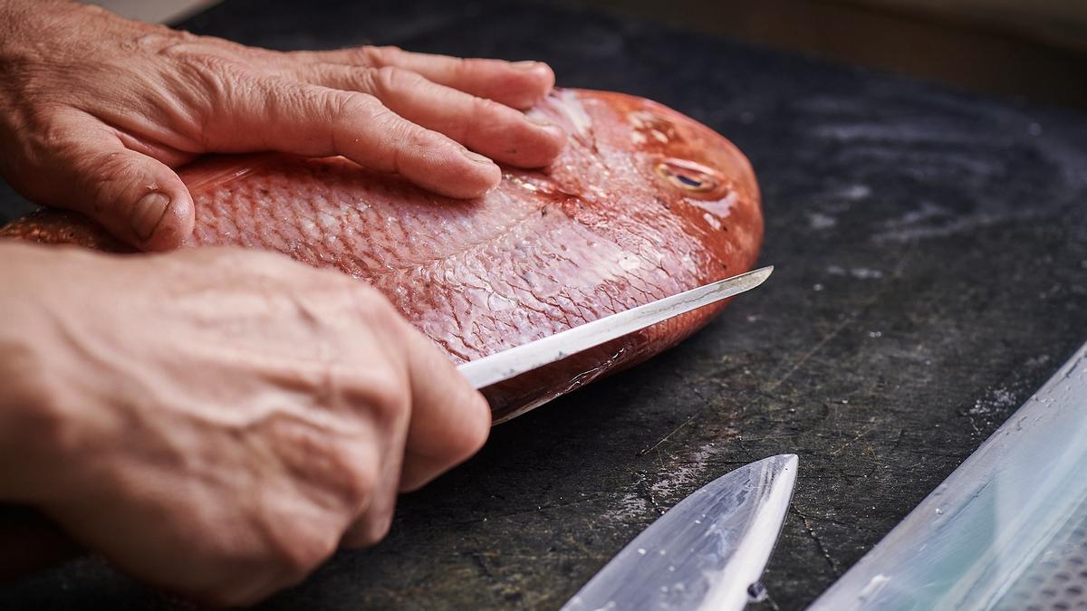 Uno de los pescados que Carlos del Portillo maneja en Bistronómika.