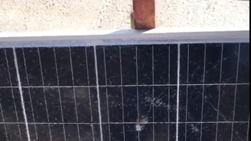Destrozan un panel solar de la red de medición de CO2 del IGN en Puerto Naos