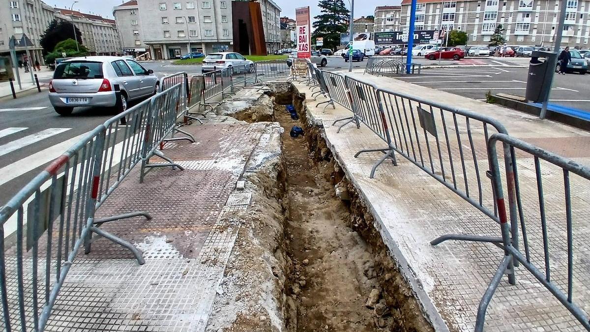 La zanja abierta en la avenida de As Carolinas.