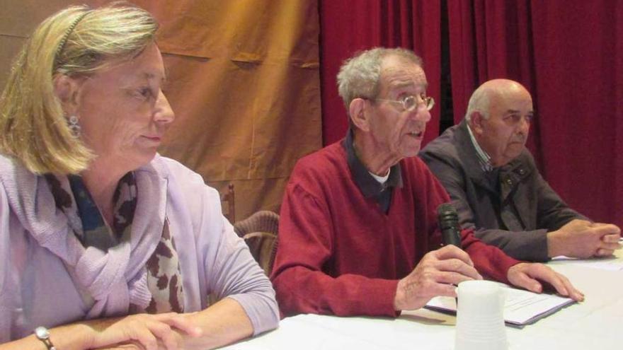 Por la izquierda, Ana Gutiérrez, Agustín López-Rivas y Guillermo Ferrao, ayer, durante la charla.