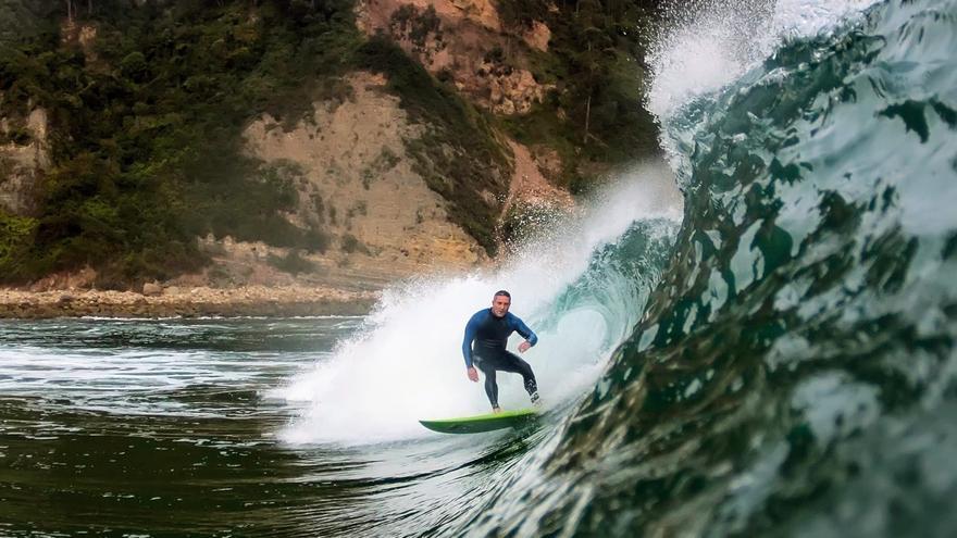La gran fola de Rodiles, xoya intocable: los surfistes celebren la protección del espaciu deportivu