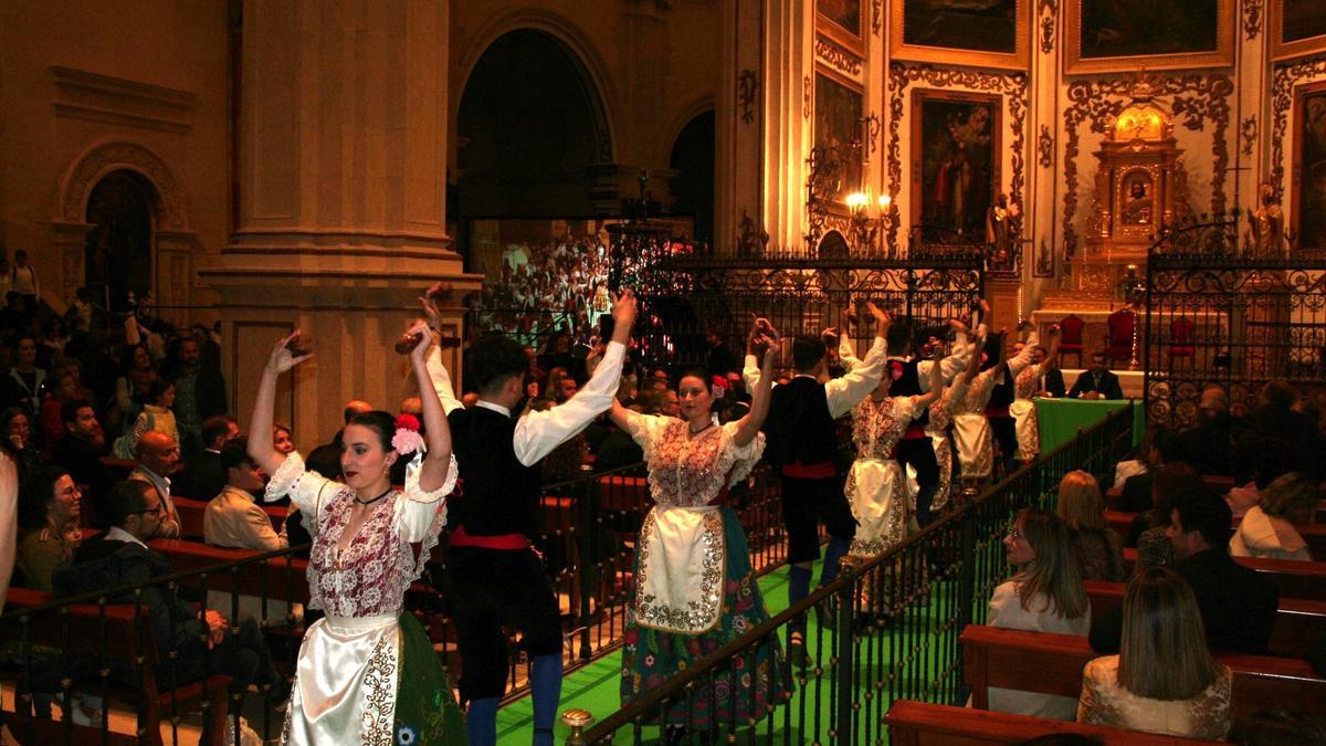El grupo de Coros y Danzas Virgen de las Huertas bailaba la ‘Jota Lorquina’ antes de que se clausurara el acto.