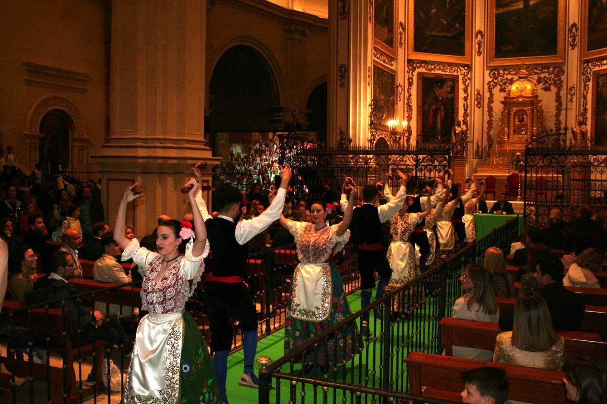 El grupo de Coros y Danzas Virgen de las Huertas bailaba la ‘Jota Lorquina’ antes de que se clausurara el acto.