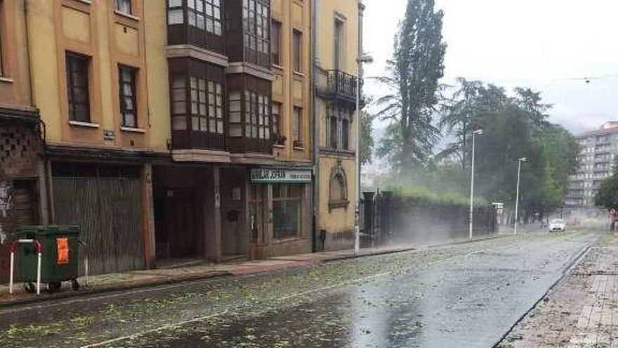 Una tormenta procedente de Galicia deja una enorme granizada en Asturias