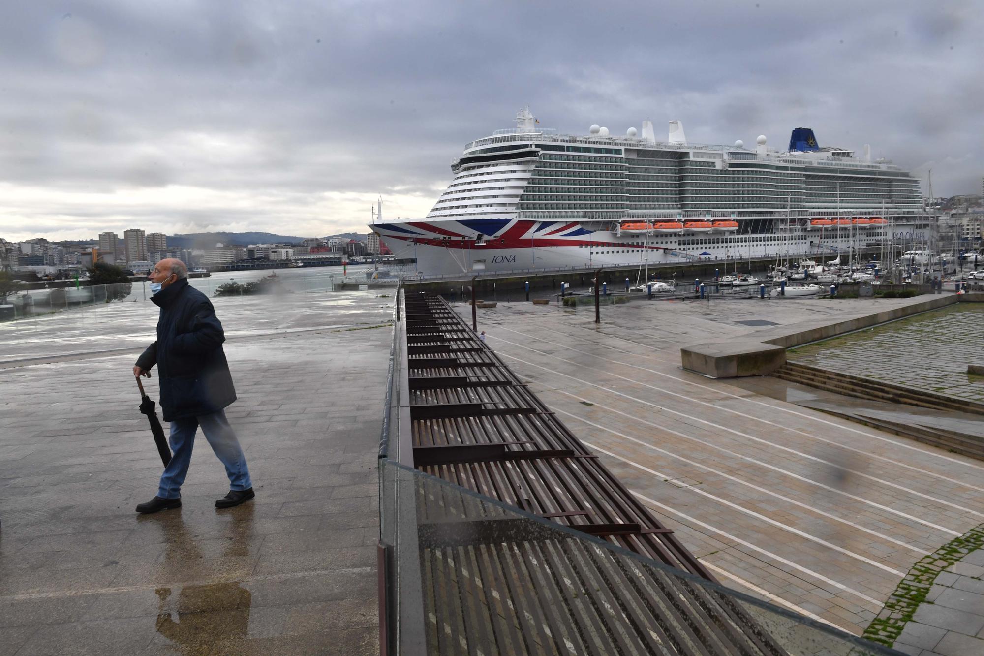 Primera escala en A Coruña del 'Iona', uno de los trasatlánticos más grandes del mundo